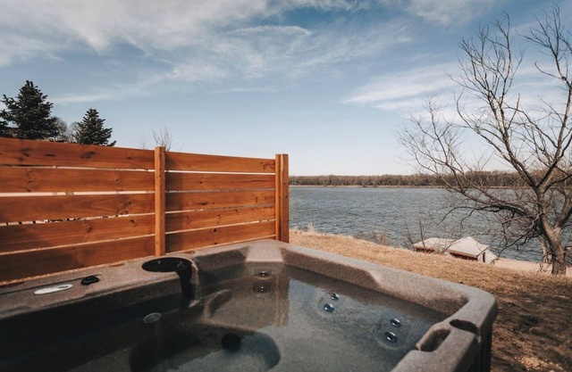 Riverview Cabin + Hot Tub w/TV+ Pickleball Court