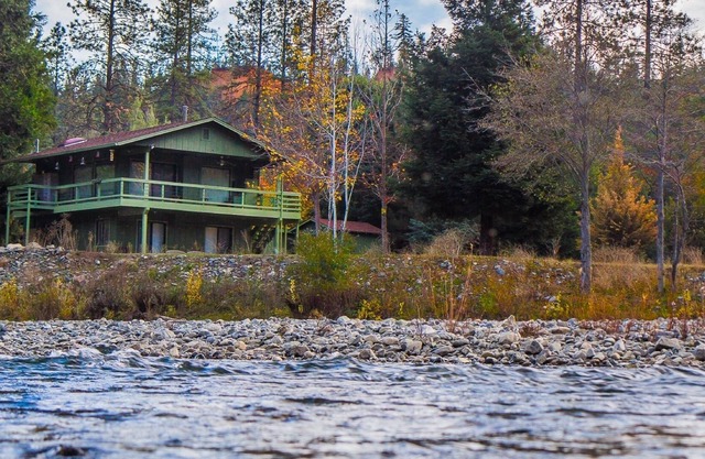 RiverView Cabin steps from the Trinity River and 10-minutes from Weaverville