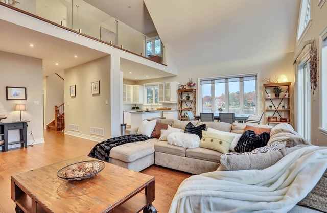 Riverview home. 2 minute walk to the beach in the heart of Wasaga.