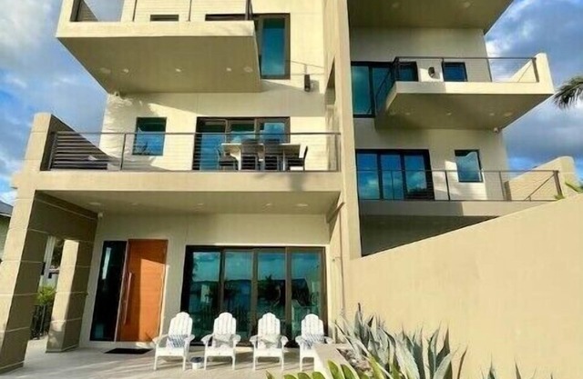 Riverview Oasis- Riverfront Paradise with Dock, Elevator, Private Pool & Kayaks