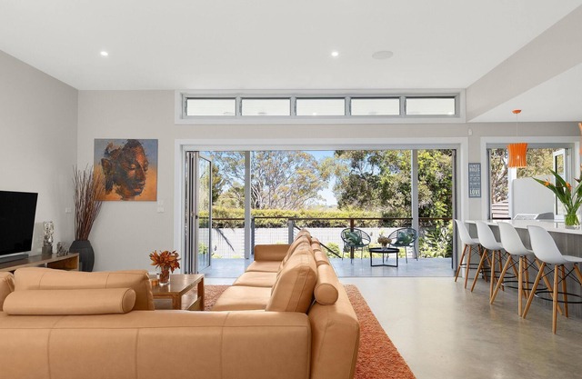 Riverview Residence (RH) - Impressive 5 bedroom property with pool in Riverview!