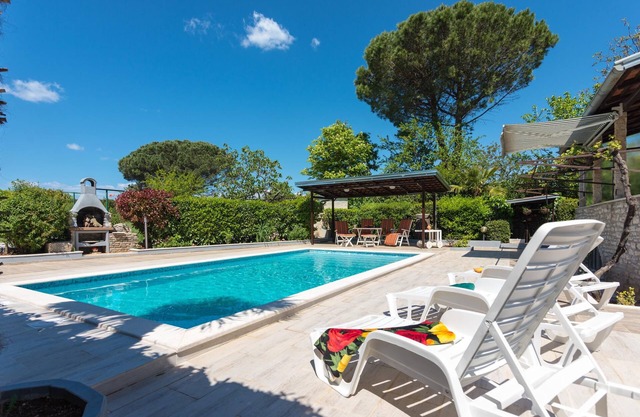 Rivoli holiday home with pool in Valbandon