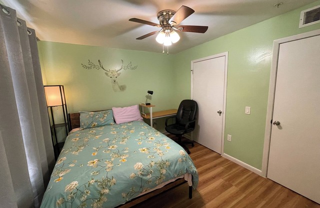 Rm Galaxy queen-size bed and private bath/TV near UF/Shands H, I-75 & B. Plaza