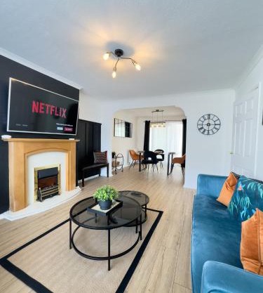 RNM - Business Professionals Ready, Cost effective for large stays! 3 BR, Lounge, Private Access & Entire Place, Kitchen & Washroom with amenities, Smart Tv, Easy Access, Fast WiFi, Large Driveway, Great transport links, Near Worcester Hospital and M5