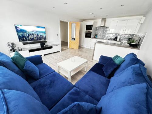 RNM - Business Professionals Stay, Walsall City Centre, 2 Bedroom with ensuite and bathroom, Entire Place, Kitchen & Washroom with amenities, Smart Tv, Easy Access, Fast WiFi, Parking Nearby, Great transport links