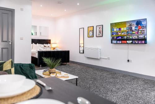 RNM - Business Traveller Ready, Quiet, Private Access & Entire Place, Kitchen & Washroom with amenities, Smart Tv, Easy Access, Fast Starlink WiFi, Parking Nearby