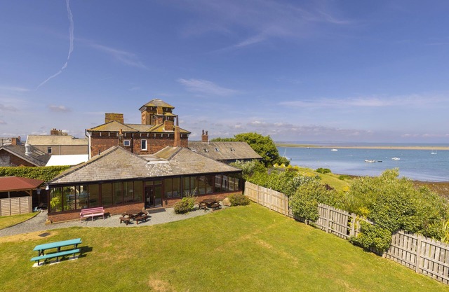 ROA ISLAND HOUSE, pet friendly, with hot tub in Roa Island