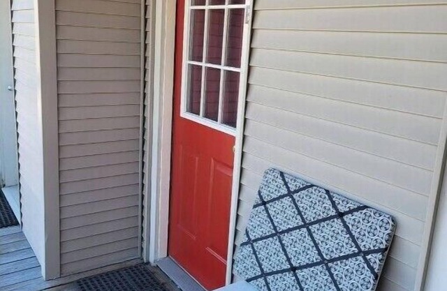 Roberts ave. Immaculate Rental For Nurses Apt D