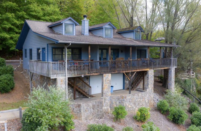 Robin at Springdale: Resort Villa with Golf and Pool Access!