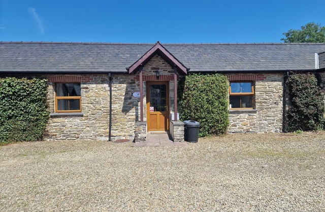 Robin Cottage. Cosy cottage sleeps 2. Swimming pool. Woodlands, Fishing lake