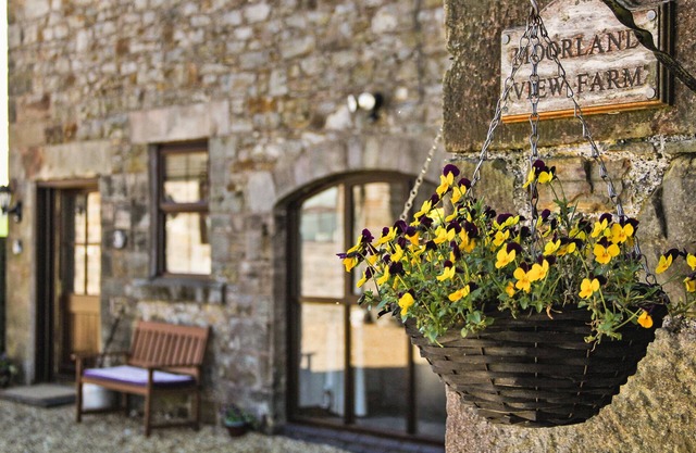 ROBIN COTTAGE, pet friendly, character holiday cottage in Winkhill