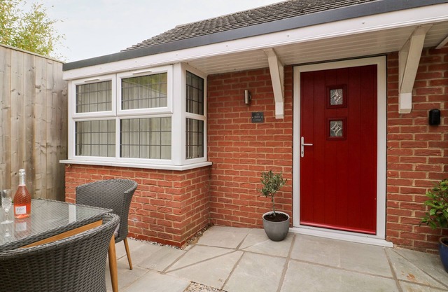 ROBIN COTTAGE, with a garden in Beverley