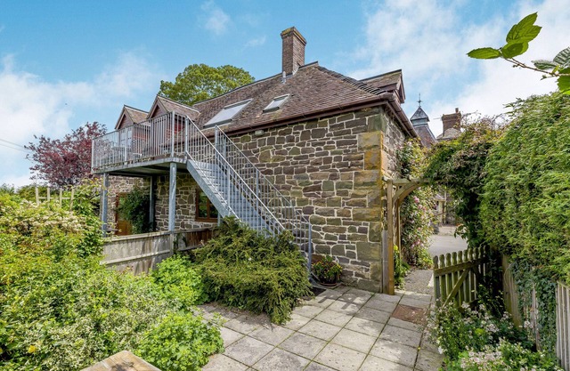 ROBIN'S NEST, pet friendly, character holiday cottage in Strefford