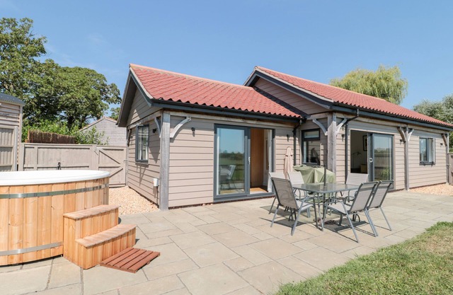 ROBINS CORNER, family friendly, luxury holiday cottage in Bleadon