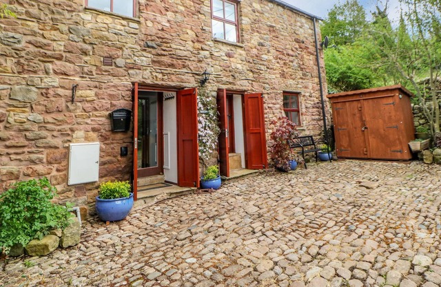 ROBINS LODGE, pet friendly, character holiday cottage in Brough
