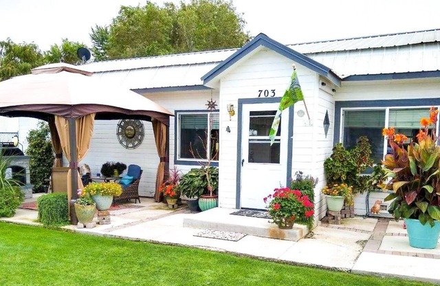 ROBINS NEST- Beautiful, newly renovated house less than 5min from wine country.