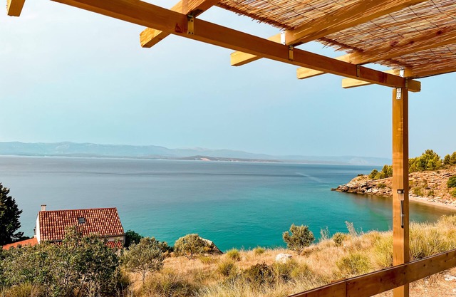 Robinson house with private beaches near Bol
