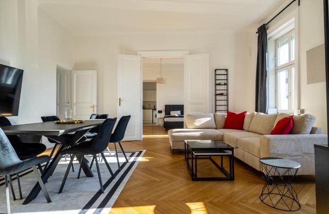 Rochus Stylish Stays