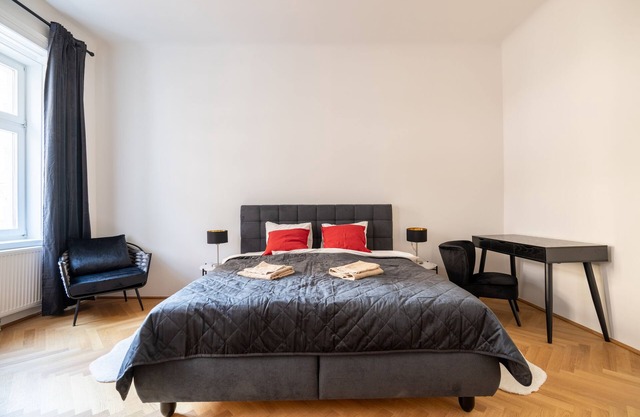 Rochus Stylish Stays
