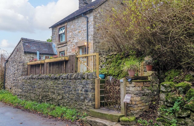 ROCK COTTAGE, pet friendly, character holiday cottage in Alstonefield