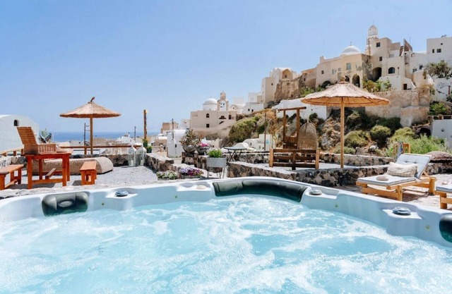 Rock Villas Complex 5BR Cave Villa w/Pool, Hot Tub & Castle View