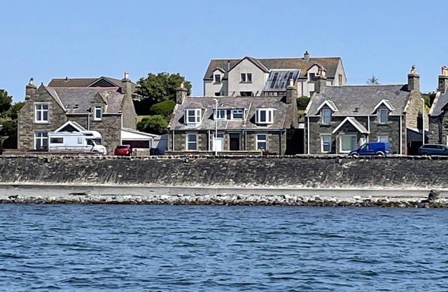 Rockpool cottage: a cosy cottage with log burner next to the sea. Dog friendly.
