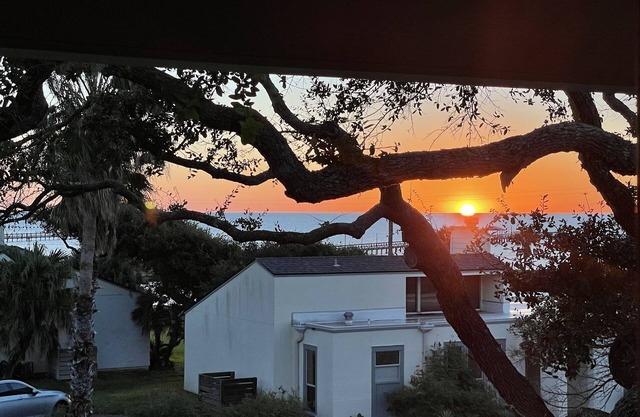 Rockport Dreamin! Steps to private 750' fishing pier and boat ramp!