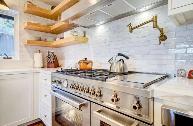 Rockridge Luxury Home w/Chef's Kitchen Near Claremont Hotel, Cal Berkeley, BART