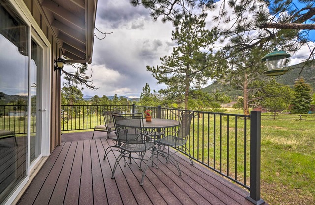 'Rocky Mountain Breezes' Cabin: Grill + Deck!