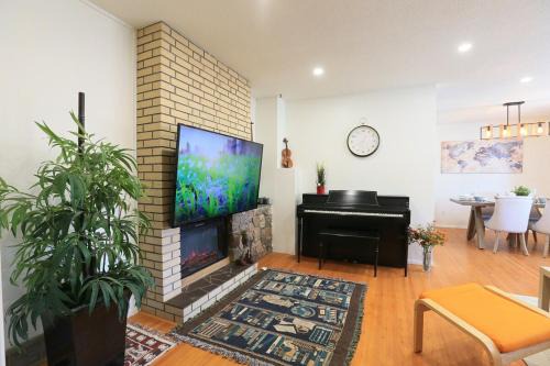 Rocky Mtn Escape-3 bdrm-near shops, dining, UofC