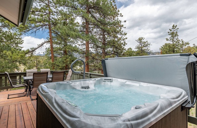 Rocky Retreat: Relax in hot tub, 2.7 mi to RMNP, walking distance to town, #3370