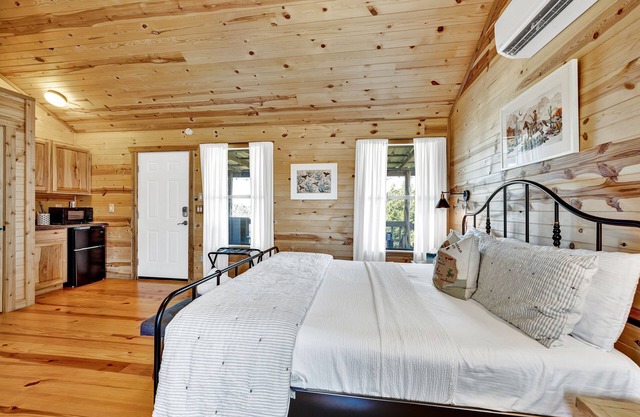Rocky Ridge Cedar Cabin With Hot Tub & Amazing Views