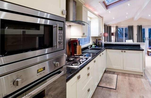 ROE DEER LODGE, pet friendly, with hot tub in Windermere