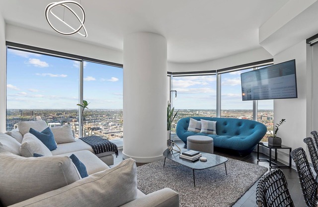 Roger - Luxury ICE District Suite - Pool & Parking