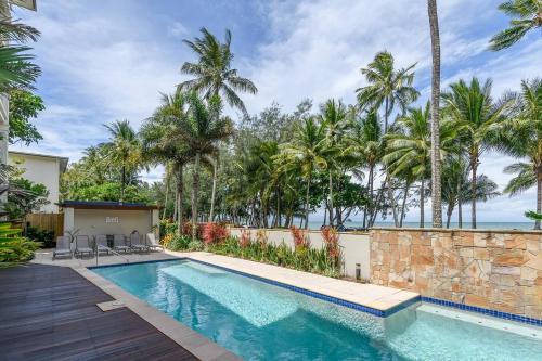 Rojo at Island Views—A Breezy Beachfront Retreat