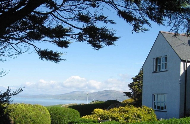 Rola Sleeps 7 (4 Bedrooms)
