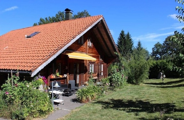 Romantic artist's house by the pond Pet-friendly