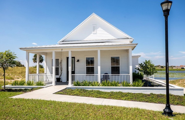 Romantic 1BR/1BA Cottage overlooking Lake Alfred!