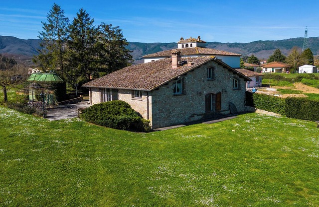 Romantic 2 bedroom Tuscan lake view villa with an Jacuzzi- 20 min.from Florence!