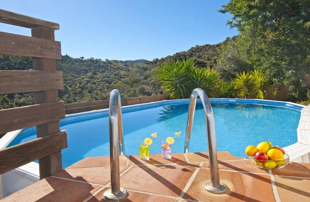 Romantic and completeley private hideaway for 2 with pool and incredible views.