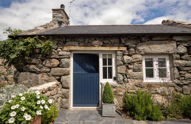 Romantic and cosy cottage, countryside views, near to the beach and mountains