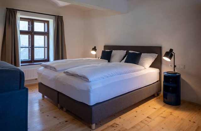 Romantic apartment in historic Streckhof in wine region