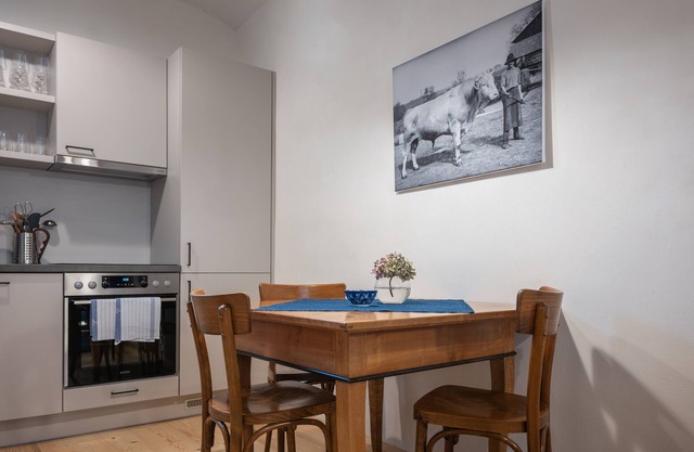 Romantic apartment in historic Streckhof, 1200sqm garden, wine-growing area