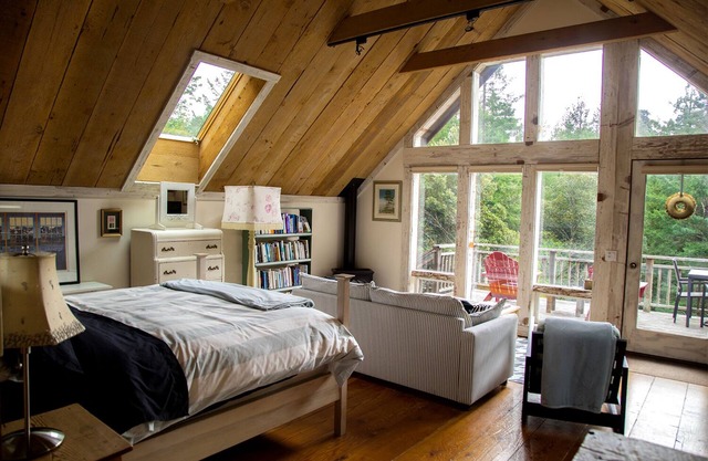 ROMANTIC, ARTISTS PRIVATE 'FOREST SUITE', 5 acres Redwoods, Trails, Mendo 2 mi.