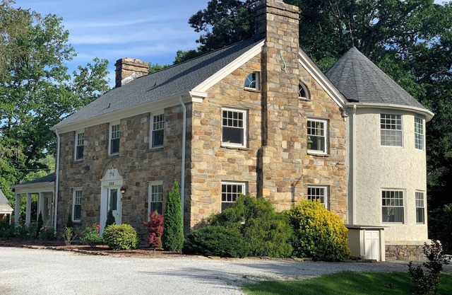 Romantic Bedroom and Bath in Historic Hendersonville Home with Healthy Breakfast