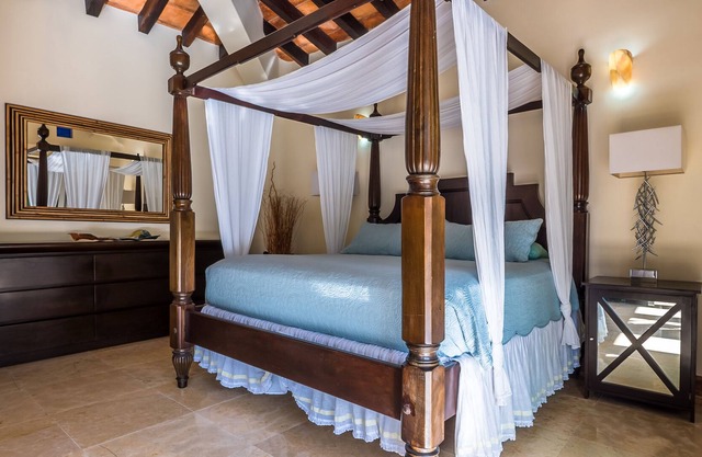 Romantic Bianca Suite with amazing beach, and tropical forest views