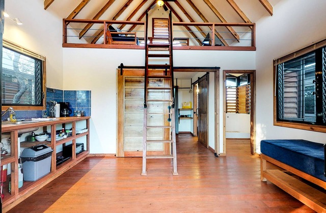 Romantic cabana with veranda, hammock, partial AC & WiFi - walk to the beach