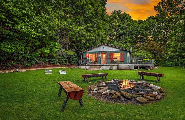Romantic Cabin Hideaway- 50 Private Acres, Hot tub, Blue Ridge Parkway, stream