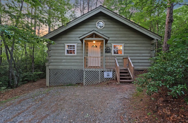 Romantic Cabin near Helen | Hot Tub | Fireplace