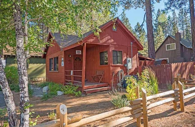 Romantic Cabin for 2- Private Hot Tub, Convenient to Heavenly, Lake and.